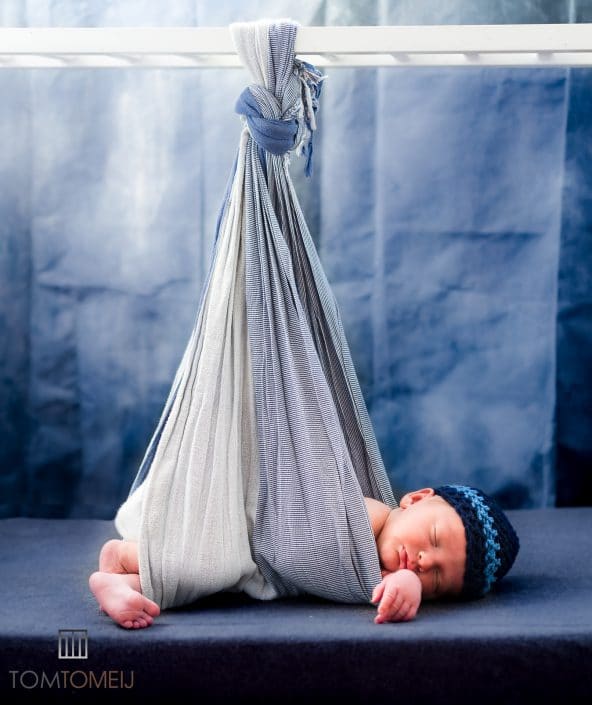 Baby foto hangend, baby shoot, baby fotografie, Tom Tomeij Fotografie